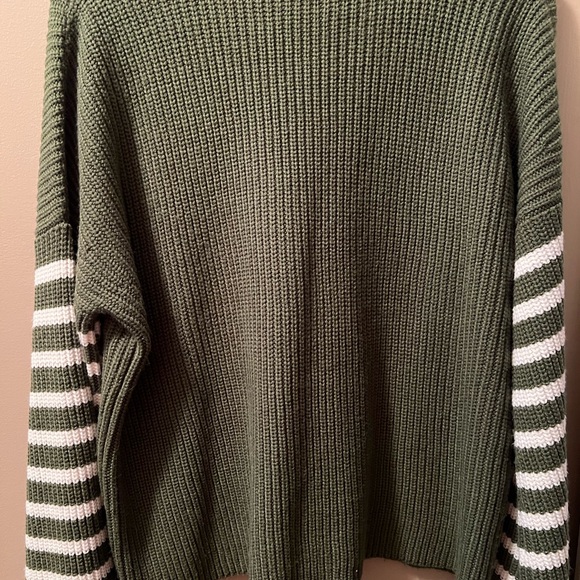 Pink Lily Green Casual Sweater with Striped Sleeves Size Medium - Picture 3 of 3